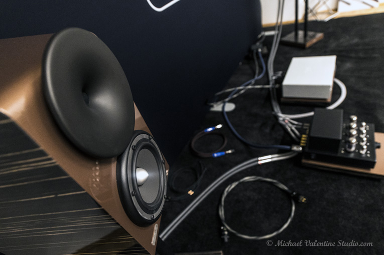 hORNS Speakers, Qualiton Amplifiers & Albedo Pure Silver Connections + Len HI-FI